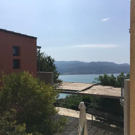 Red Art Maisonette * Kardhakata