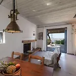 Red Art Maisonette