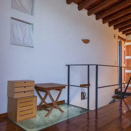 Red Art Maisonette